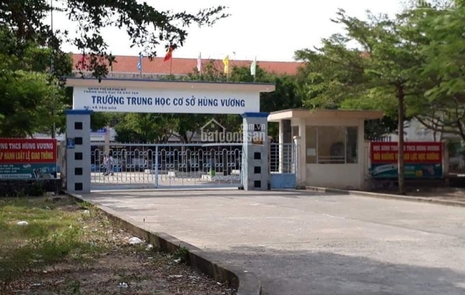 Nữ sinh lớp 9 bị mảnh vỡ cửa kính cứa vào cổ tử vong