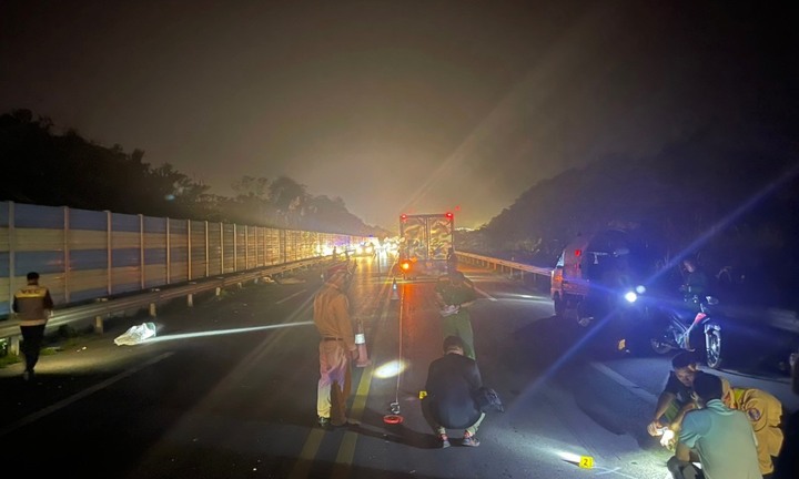 Băng qua cao tốc Hà Nội- Lào Cai, nam thanh niên bị xe ô tô cán tử vong