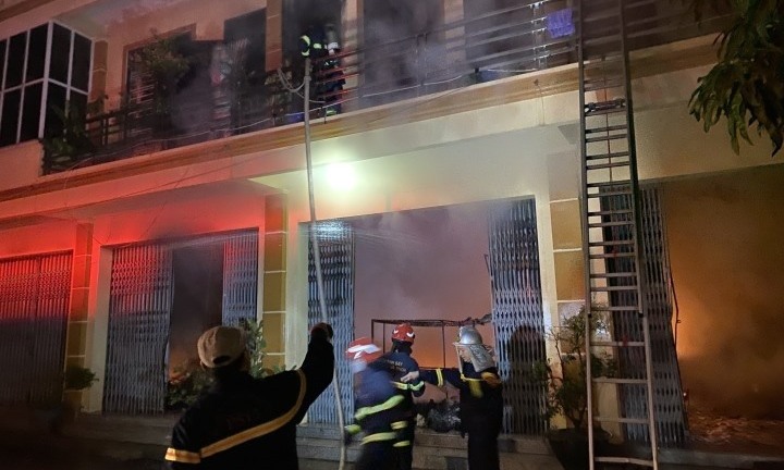 Hà Nội: Nghi đốt lửa sưởi ấm, người đàn ông tử vong trong căn nhà cháy