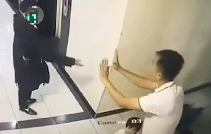 Công an xác minh vụ thanh niên hành hung bé trai 9 tuổi trong chung cư ở Hà Nội