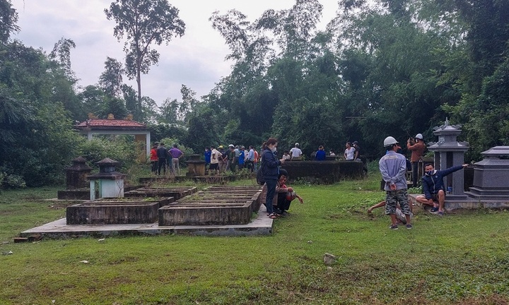 Đi hái nấm, phát hiện bộ xương người gần nơi có nhiều mồ mả