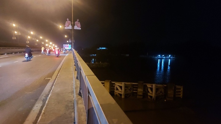 Nam thanh niên bỏ lại xe máy, nhảy cầu Bến Lức tự tử