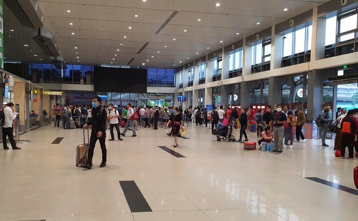 Hút thuốc lá trên máy bay, 2 hành khách bị cấm bay 9 tháng