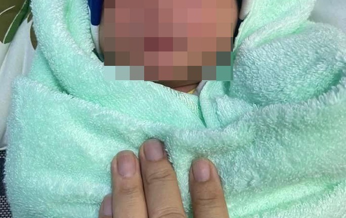 Xót xa bé trai 2 ngày tuổi bỏ rơi trước trụ sở UBND phường ở Thủ Đức