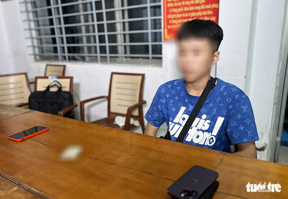 Thiếu niên 15 tuổi mua dâm cô gái 20 tuổi rồi dùng dao uy hiếp, cướp iPhone 14 Pro Max