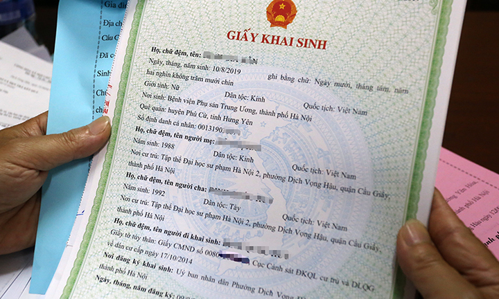 Mẹ chưa đủ 18 tuổi, có được đăng ký khai sinh cho con không?