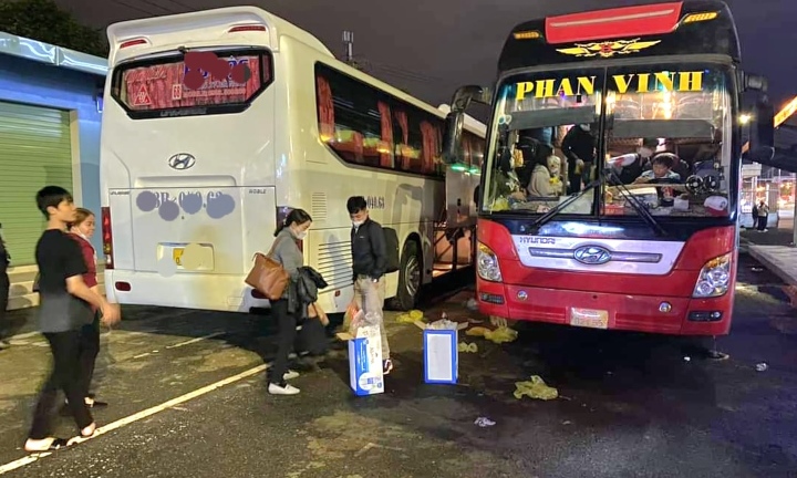 CSGT Đà Nẵng phát hiện xe khách 42 chỗ nhồi nhét 57 người