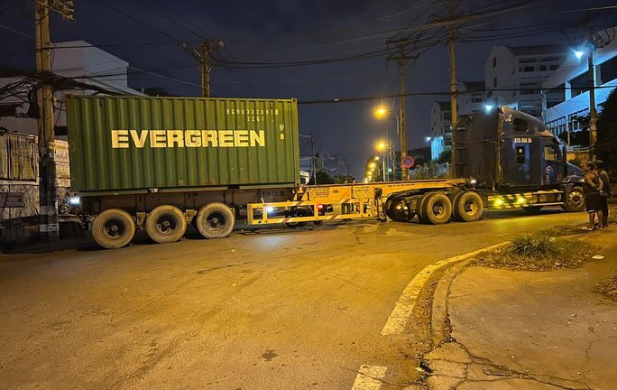 Hiện trường kinh hãi vụ xe máy tông vào hông container ở TP. Thủ Đức, 1 thanh niên tử vong