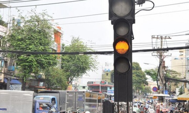 Tư vấn pháp luật: Vượt đèn vàng có lỗi không?