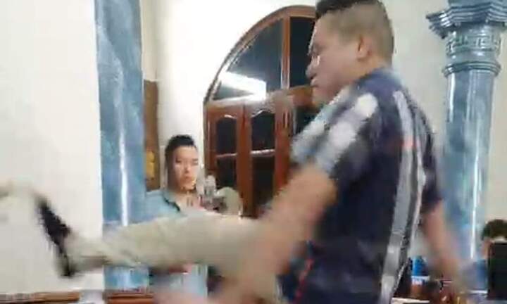 Nữ trưởng phòng công chứng bị nhổ nước bọt,