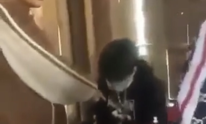 Nam sinh lớp 9 bị nhóm học sinh dùng thanh gỗ phang liên tiếp vào đầu, lưng