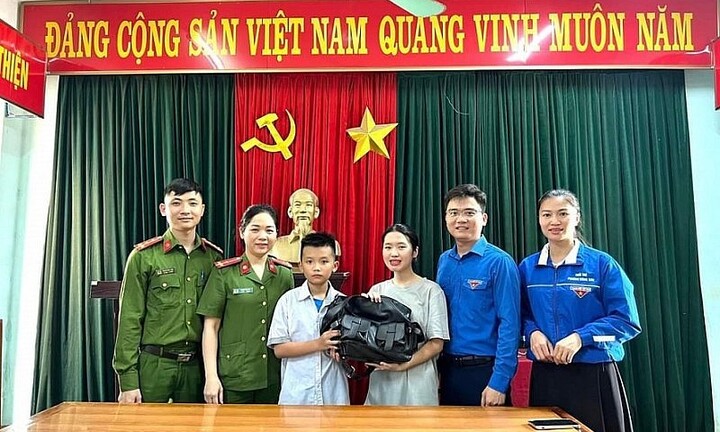 Nhặt được điện thoại iPhone 11 và 5 triệu đồng, nam sinh Thanh Hóa trả lại người đánh rơi