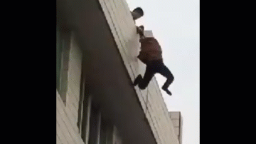 Video: Nhảy lầu tự tử vì bị chia tay, thanh niên giãy giụa đòi chết khi được cứu