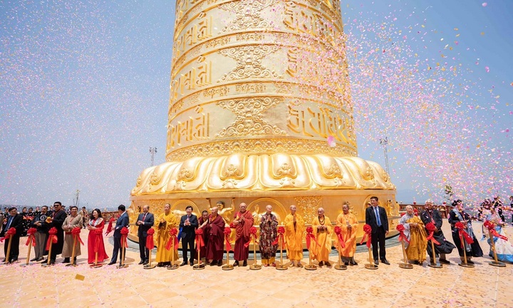 Chiêm ngưỡng Đại bảo tháp kinh luân lớn nhất thế giới tại Samten Hills Dalat