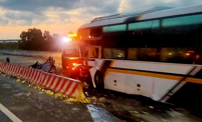 Tai nạn trên cao tốc TP.HCM - Trung Lương, tài xế xe khách tử vong tại chỗ