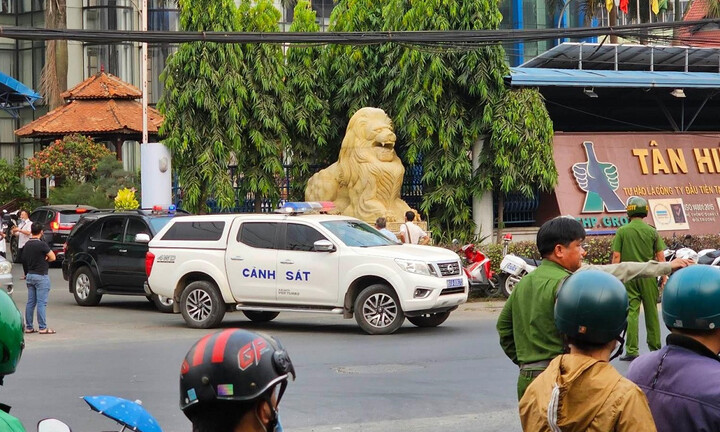 Chùm ảnh: Cảnh sát khám xét Tập đoàn Tân Hiệp Phát