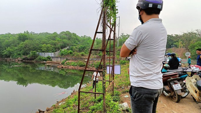 Bàng hoàng phát hiện thi thể người phụ nữ mặc đồ màu hồng dưới đập Bà Mụ