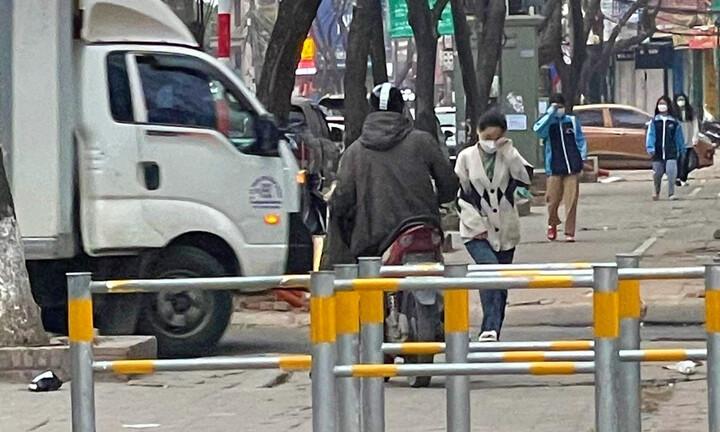 Lộ diện kẻ biến thái quấy rối nữ sinh ở gần cổng trường Đại học Thương mại