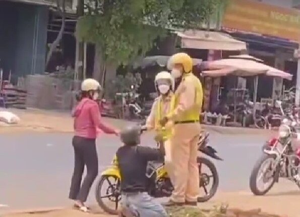 Sự thật đoạn clip nam thanh niên quỳ gối trước CSGT ở Đắk Lắk