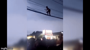 Kinh hãi cảnh cô gái đi trên dây điện ở Bình Dương