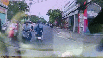 Bị giật dây chuyền vàng, đôi vợ chồng suýt ngã vào đầu ô tô