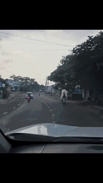 Kinh hãi cảnh người đàn ông chở bé gái 