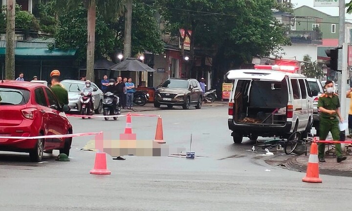 Hà Tĩnh: Cụ ông đi xe đạp bị ô tô tông chết