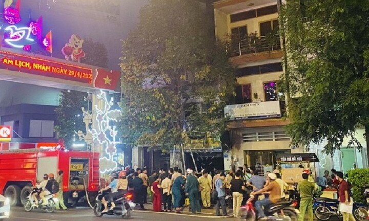 Mâu thuẫn tình cảm, mang xăng đi đốt nhà người yêu, 4 người thương vong