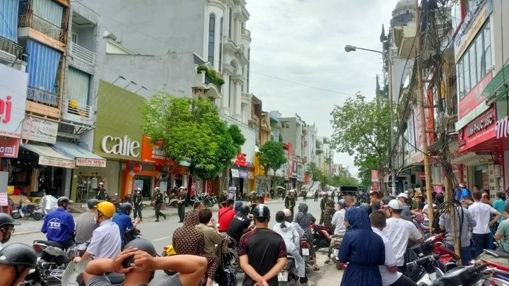 Cảnh sát bao vây trước nhà trùm giang hồ khét tiếng Tuấn 