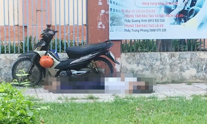 Tài xế xe ôm tử vong bất thường trên vỉa hè ở TP.HCM