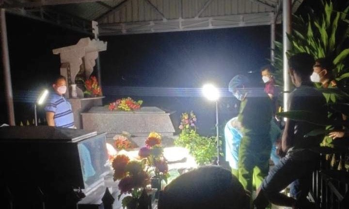 Kinh hãi phát hiện người đàn ông nằm chết trên vũng máu ở nghĩa địa