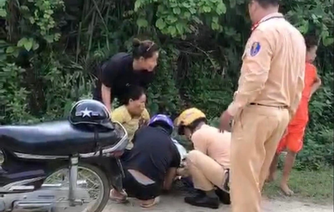 CSGT Sơn La giúp sản phụ sinh con bên lề đường