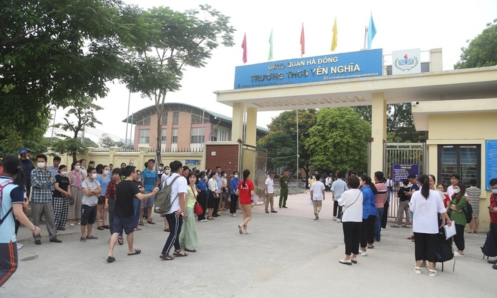 Các thí sinh Hà Nội bước vào ngày đầu tiên của kỳ thi vào lớp 10 với tỉ lệ chọi khắc nghiệt