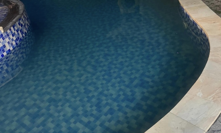 Đi dự tiệc cưới cùng người thân, bé trai 5 tuổi chết đuối dưới hồ bơi