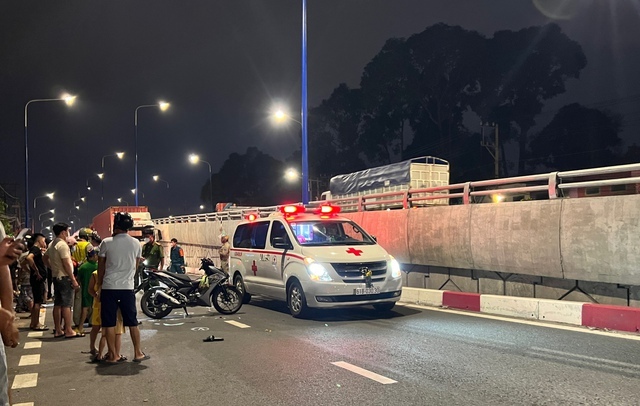 Bình Dương: Cô gái 19 tuổi tử vong, bạn trai trọng thương nằm giữa đường