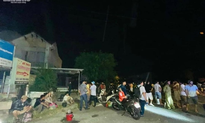 Xe khách đâm vào nhà dân, 4 người thương vong