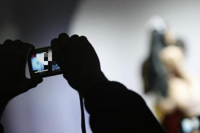 Khởi tố nam sinh trộm điện thoại rồi dùng clip nóng tống tiền bạn học