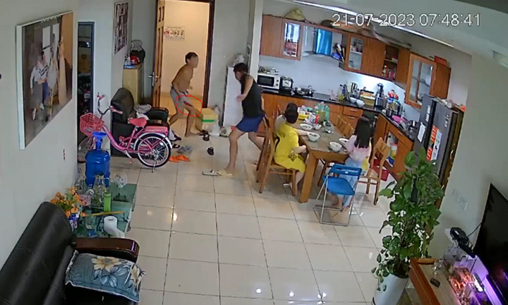 Xác minh vụ người đàn ông vô cớ cầm dao tấn công hàng xóm ở chung cư Hà Nội