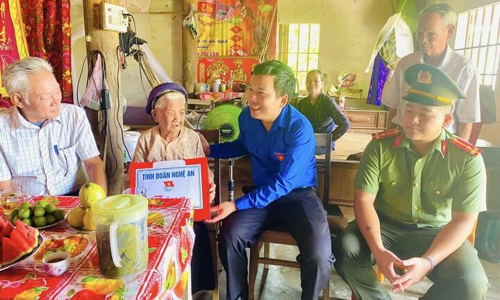 Tri ân những người vợ, người mẹ anh hùng