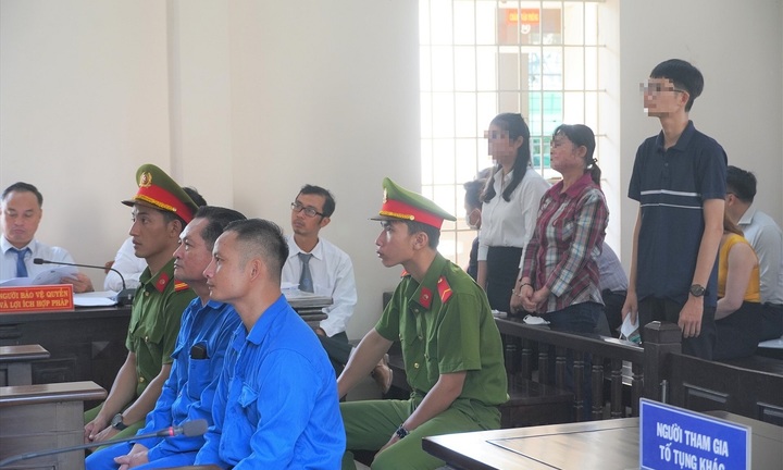 Vì sao hoãn phiên tòa xét xử cha con đại gia Thiện 