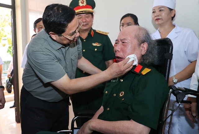 Thủ tướng: Chăm lo người có công với tình cảm, trách nhiệm cao nhất