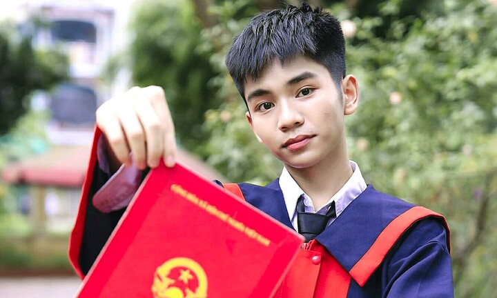 Chân dung chàng thủ khoa khối C tỉnh Hưng Yên đi cấy thuê, bóc long nhãn kiếm tiền đóng học