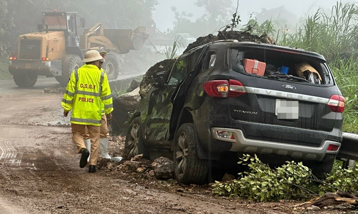 CSGT chủ động đặt biển báo