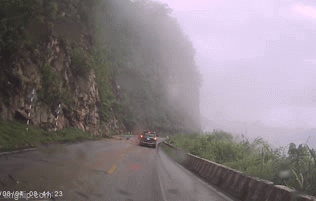 Sạt lở trên quốc lộ 6, tảng đá lớn lăn từ trên núi xuống đè trúng ô tô qua đèo Thung Khê