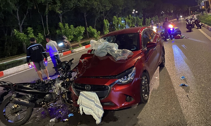 Xe máy đối đầu với ô tô, nam thanh niên bị hất lên nắp capo tử vong