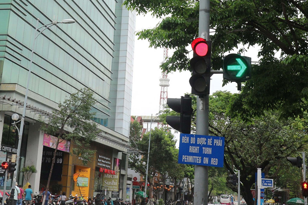 Trót rẽ phải khi đèn đỏ bị phạt bao nhiêu tiền?