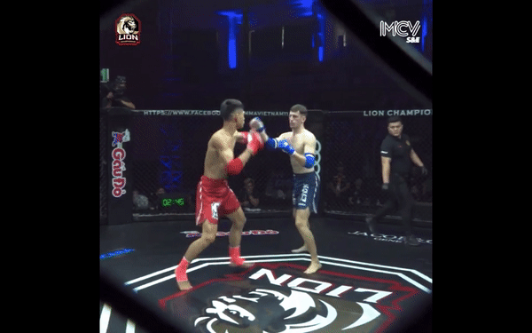 Võ sĩ Công Minh tung cú đá 