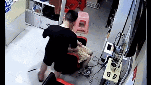 Video: Bị rết khổng lồ dài 12cm cắt, thợ cắt tóc hoảng sợ la hét