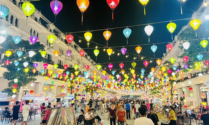 Đón Trung thu rực rỡ với phố đèn lồng khổng lồ tại khu đô thị Danko City