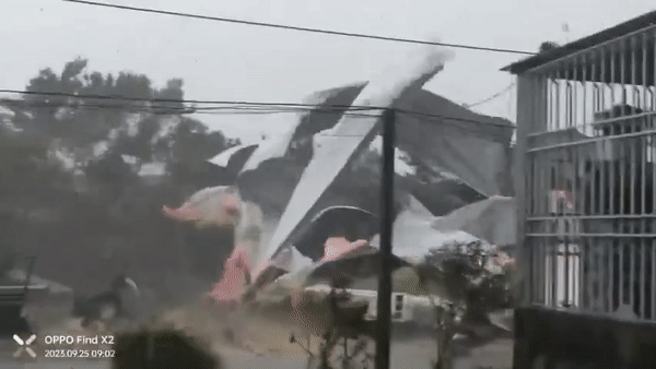 Huế: Mưa lớn kèm lốc xoáy cuốn bay mái nhà, nhiều người bị thương